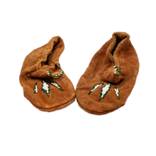 Load image into Gallery viewer, Thkweyabi Moccasins
